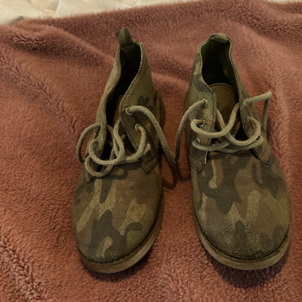 Old Navy chukka boy camo sneaker shoe